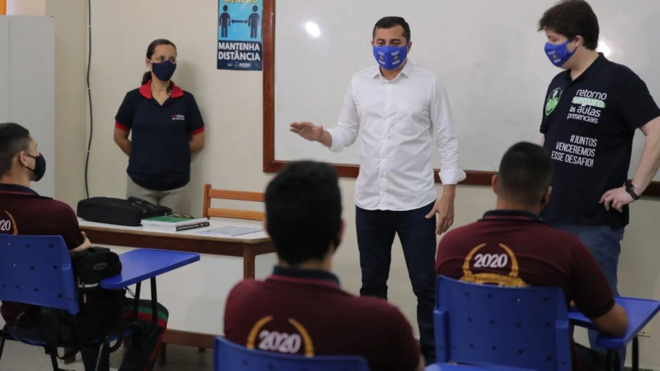 Wilson Lima vistoria escola que retomou aulas presenciais do Ensino Fundamental