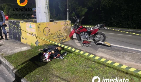 Motociclista de 20 anos, morre após colidir com mureta na estrada do aeroporto