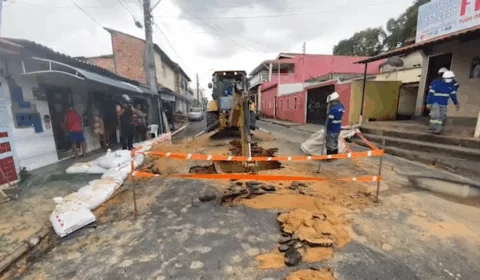 Adutora rompe e causa prejuízos no bairro Redenção. Veja vídeos!