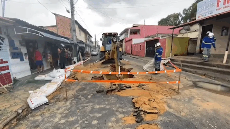 Adutora rompe e causa prejuízos no bairro Redenção. Veja vídeos!