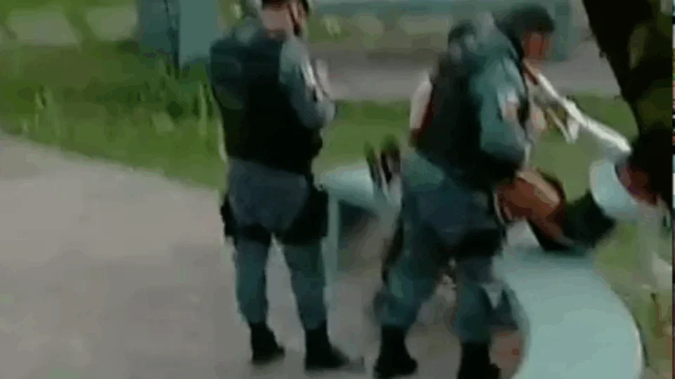 PM é flagrado dando tapa em universitária, em praça de Manaus. Veja vídeo!