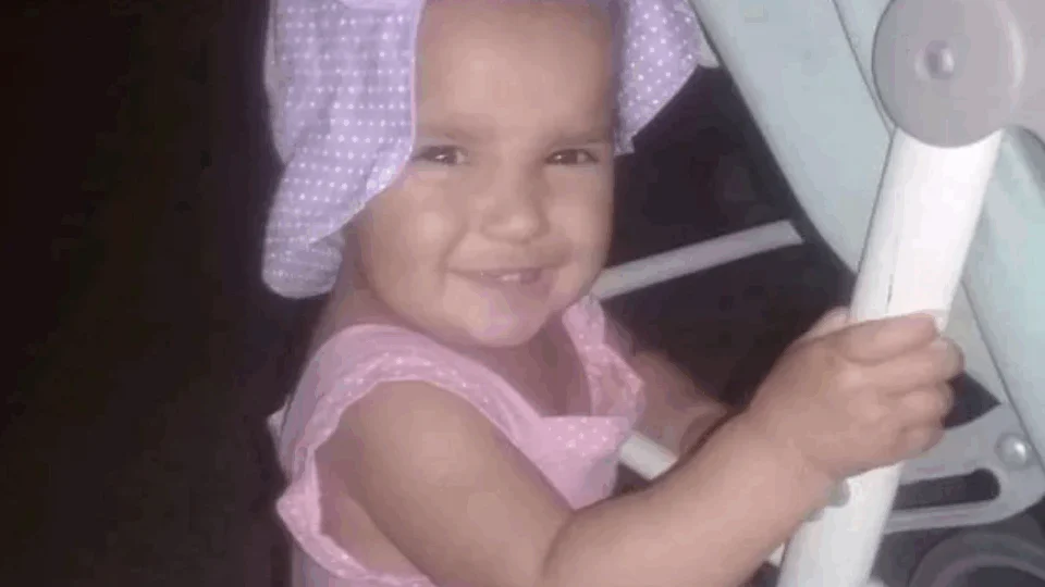 Bebê de 1 ano que estava desaparecida, é encontrada decapitada; padrasto confessa o crime