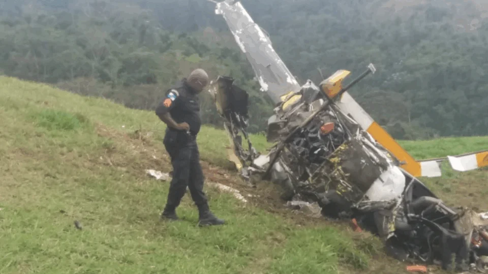 Helicóptero cai em zona rural do Rio de Janeiro e mata duas pessoas
