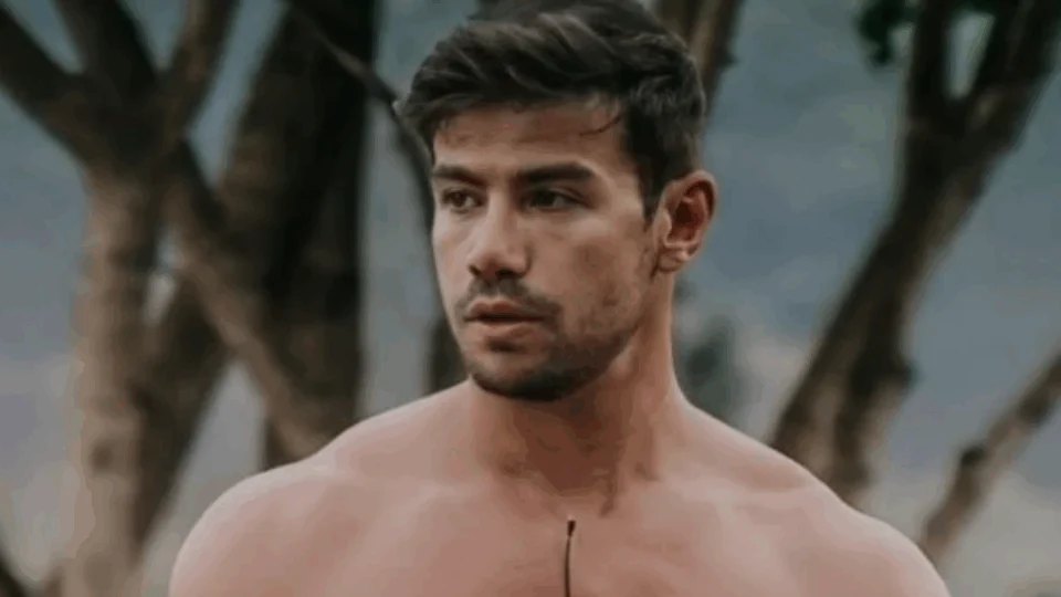Mariano se descuida e acaba exibindo a parte íntima em A Fazenda 12
