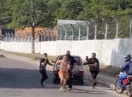 Whindersson Nunes aparece na Av. do Turismo empurrando carro pregado