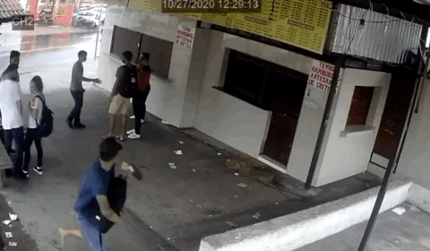 Criminosos fazem arrastão e roubam estudantes, em parada de ônibus