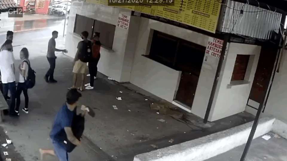 VÍDEO : Criminosos fazem arrastão e roubam estudantes, em parada de ônibus