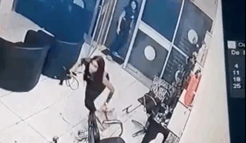 Adolescentes armadas são presas durante tentativa de assalto em salão de beleza; Veja o vídeo do crime