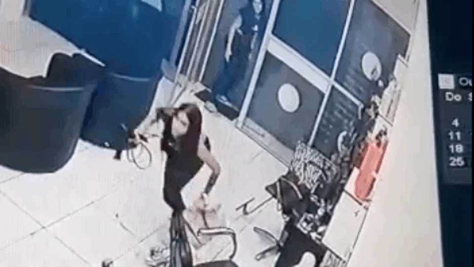 Adolescentes armadas são presas durante tentativa de assalto em salão de beleza; Veja o vídeo do crime