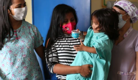 Crianças operadas de lábios leporinos recebem doação de sorvetes