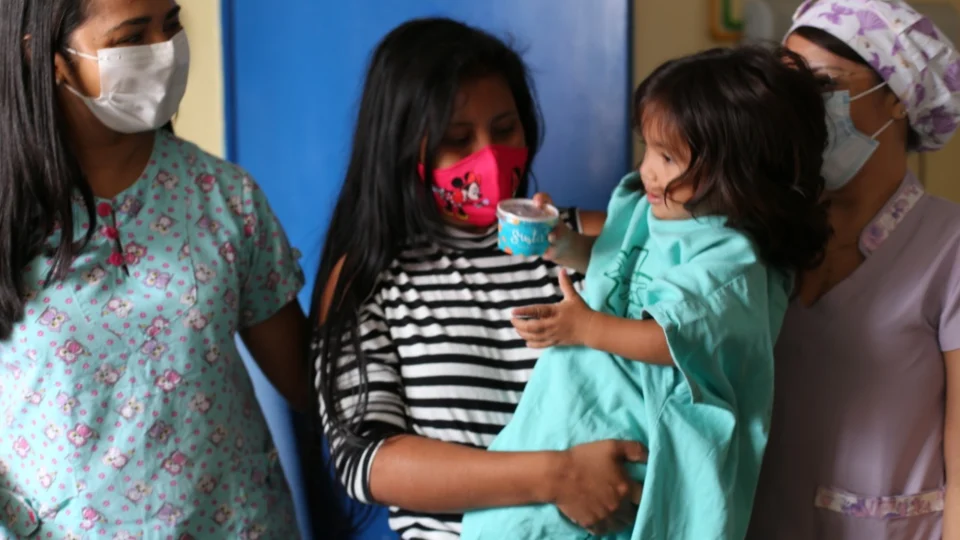 Crianças operadas de lábios leporinos recebem doação de sorvetes