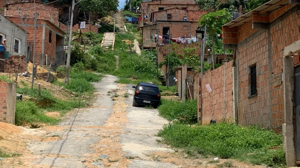 Ruas da Comunidade Fazendinha, zona Norte de Manaus, estão em completo abandono.