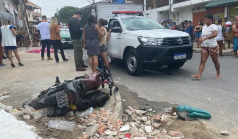 Tristeza e dor: Pai vê filha de 15 anos morta e joga moto no lixão após acidente no Jorge Teixeira