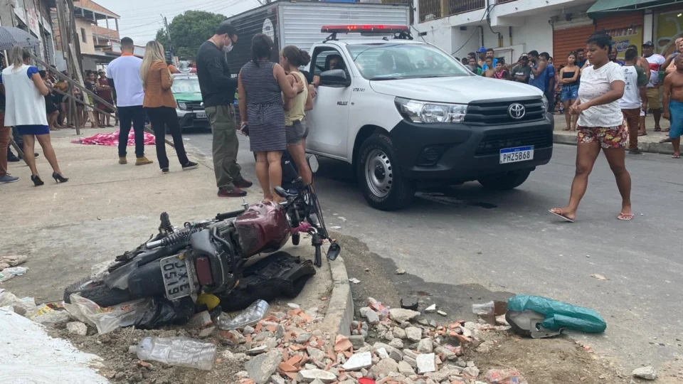Tristeza e dor: Pai vê filha de 15 anos morta e joga moto no lixão após acidente no Jorge Teixeira