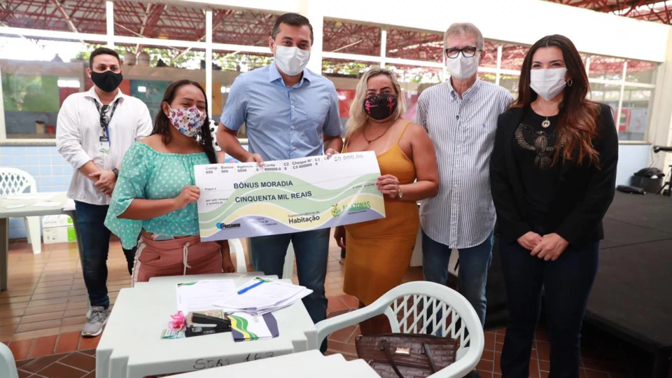 Governador Wilson Lima entrega indenizações a moradores do Igarapé do Quarenta