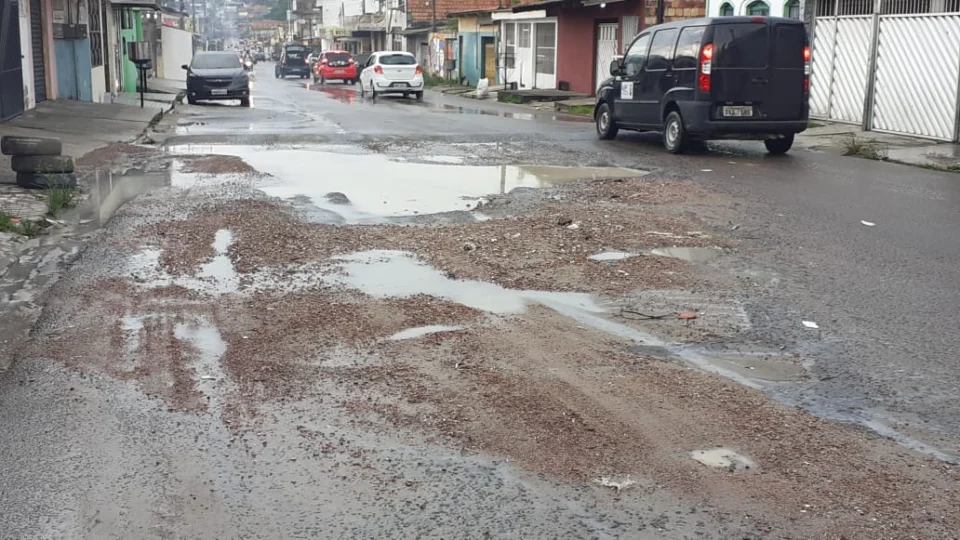 Avenida Curaçao permanece com problemas de buracos; moradores pedem manutenção