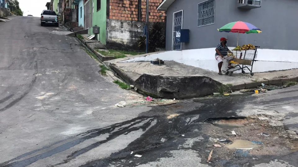 Cratera em av. principal do bairro São José causa transtornos moradores