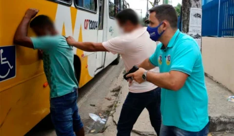 Vítima do caso do assalto a ônibus, envolvendo candidato à prefeitura, repudia acusações de que houve encenação.
