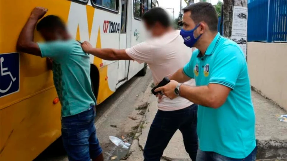 Vítima do caso do assalto a ônibus, envolvendo candidato à prefeitura, repudia acusações de que houve encenação.