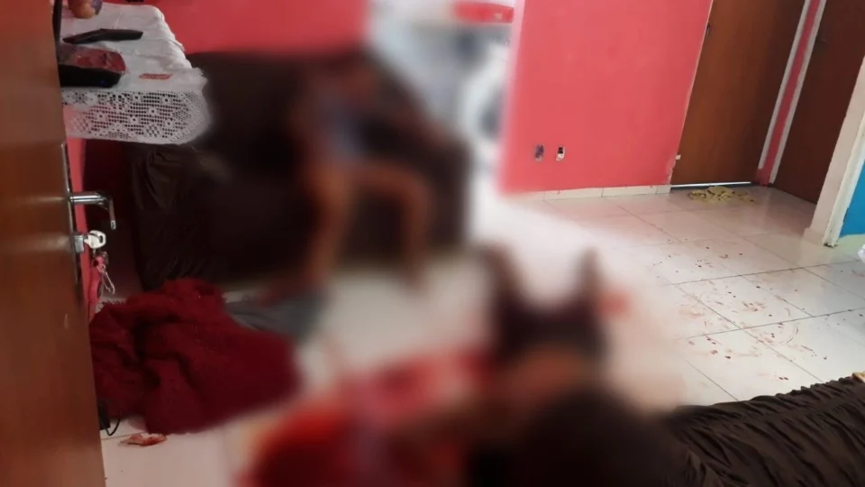 Homem mata a companheira e tenta se matar com a mesma faca do crime