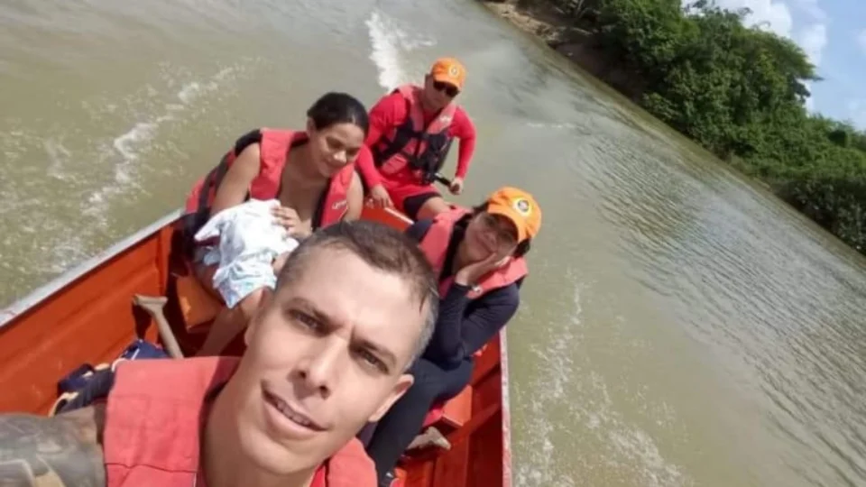 Bombeiros são acionados para auxiliar recém-nascido em comunidade distante , em RR