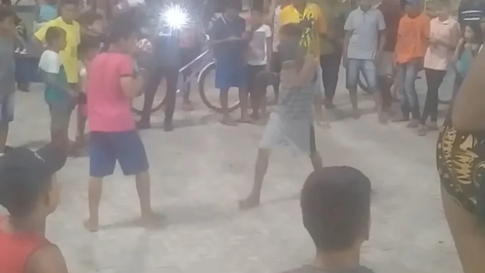 Jovens fazem UFC em praça pública; Assista o vídeo
