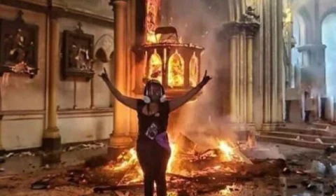 Manifestantes incendeiam igrejas no Chile. Veja vídeo!
