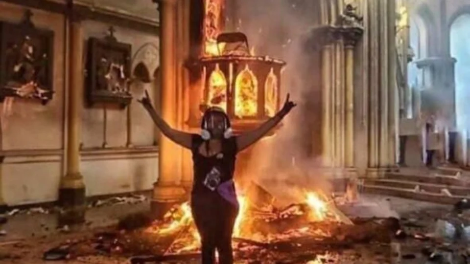 Manifestantes incendeiam igrejas no Chile. Veja vídeo!