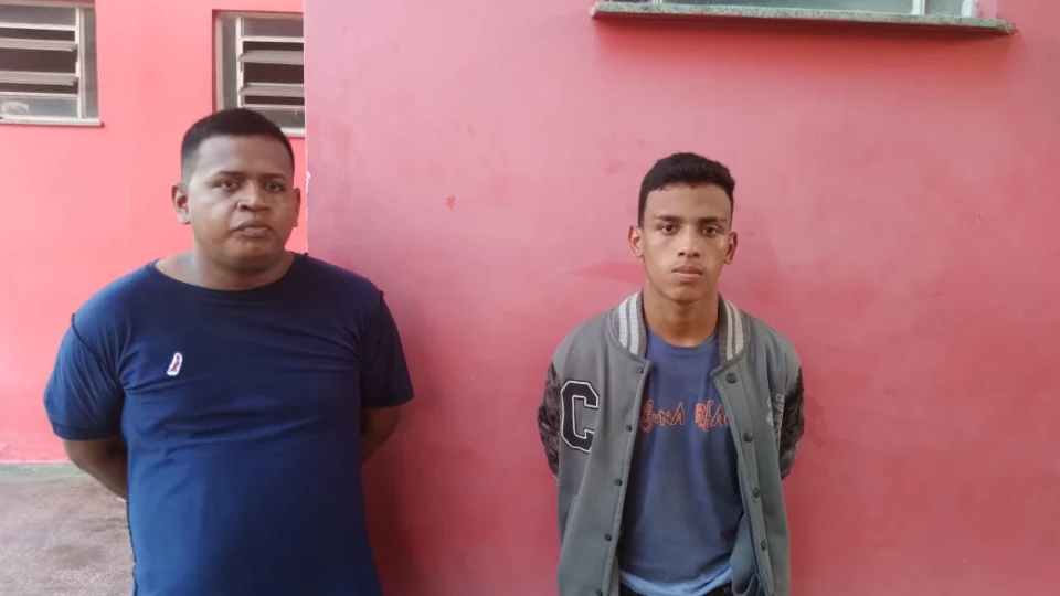 Dupla é presa com arma de fogo caseira e R$ 110, após roubo de moto