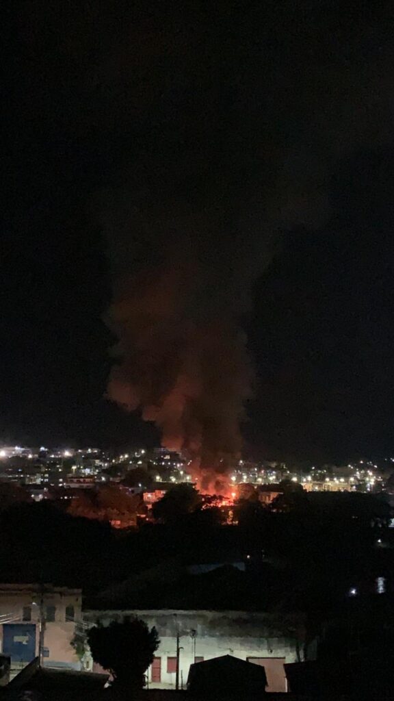 Incêndio atinge residência no bairro da Glória. Veja fotos!