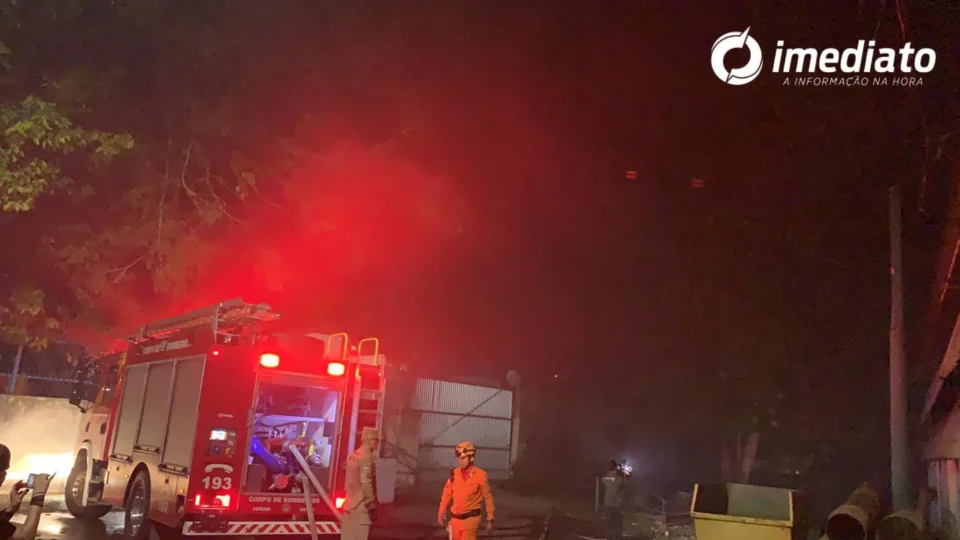 Incêndio em residências deixa 2 famílias desabrigadas, no bairro Glória