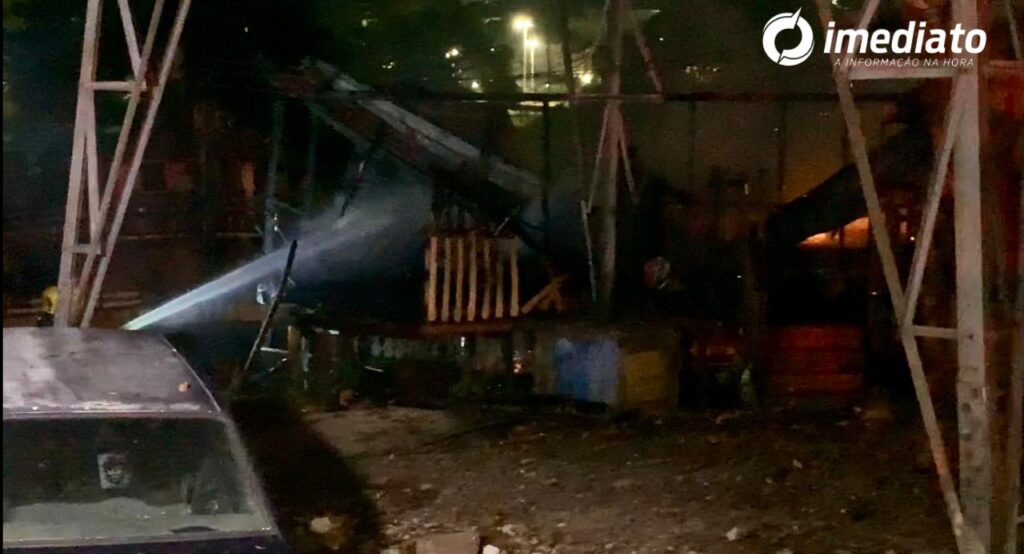 Incêndio em residências deixa 2 famílias desabrigadas, no bairro Glória