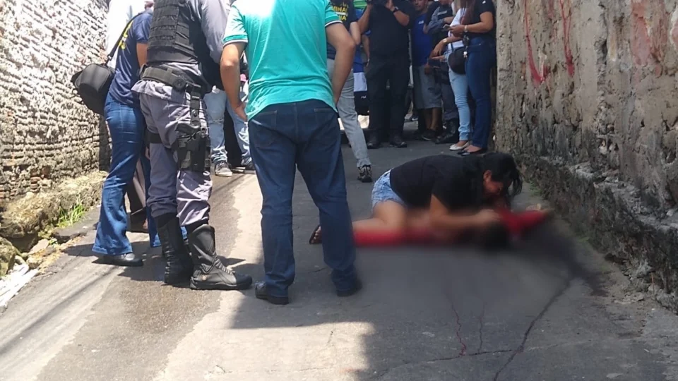 Vídeo: Assaltante é executado brutalmente a tiros, e mãe grita aos prantos, por cima do corpo do filho