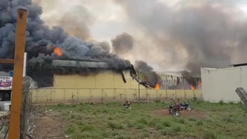 Incêndio: vídeo mostra momento em que parede de galpão desaba