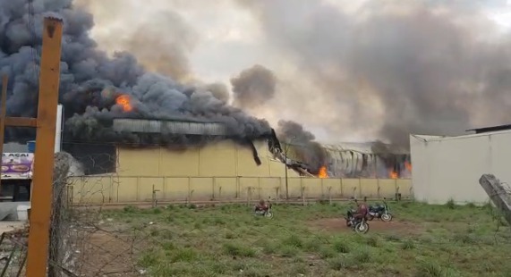 Vídeo mostra momento em que parede de galpão desaba durante incêndio