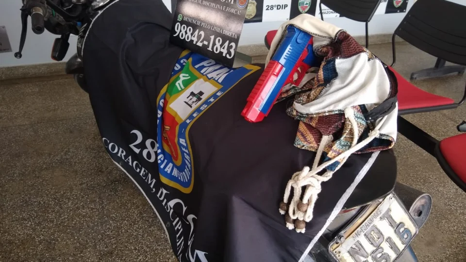 Casal é preso com motocicleta roubada e simulacro de arma de fogo na zona Leste da cidade