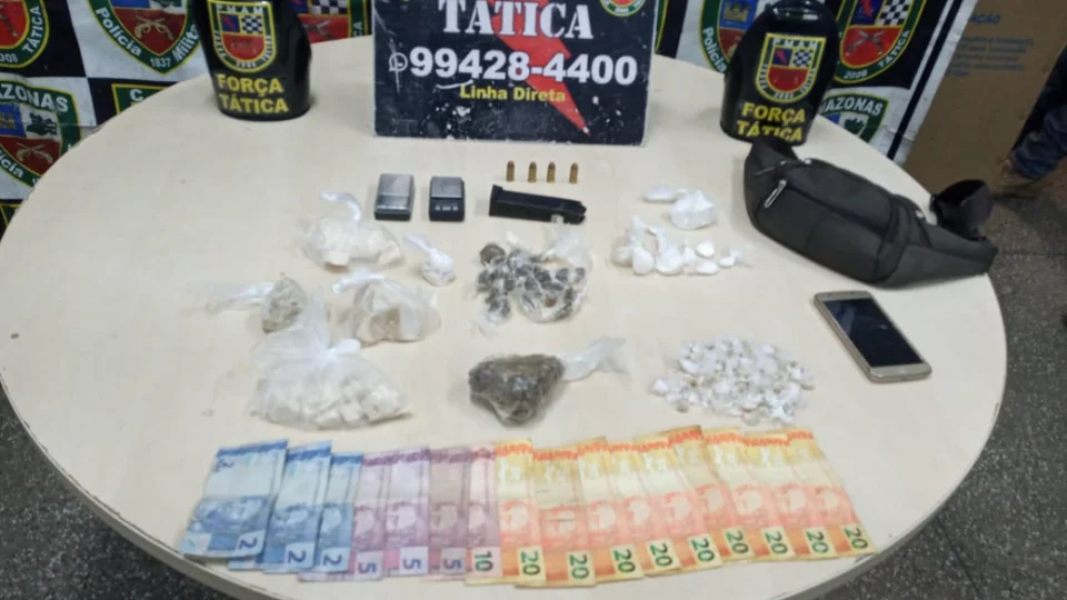 Mãe e filho são presos pela Força Tática por tráfico de drogas, no São José