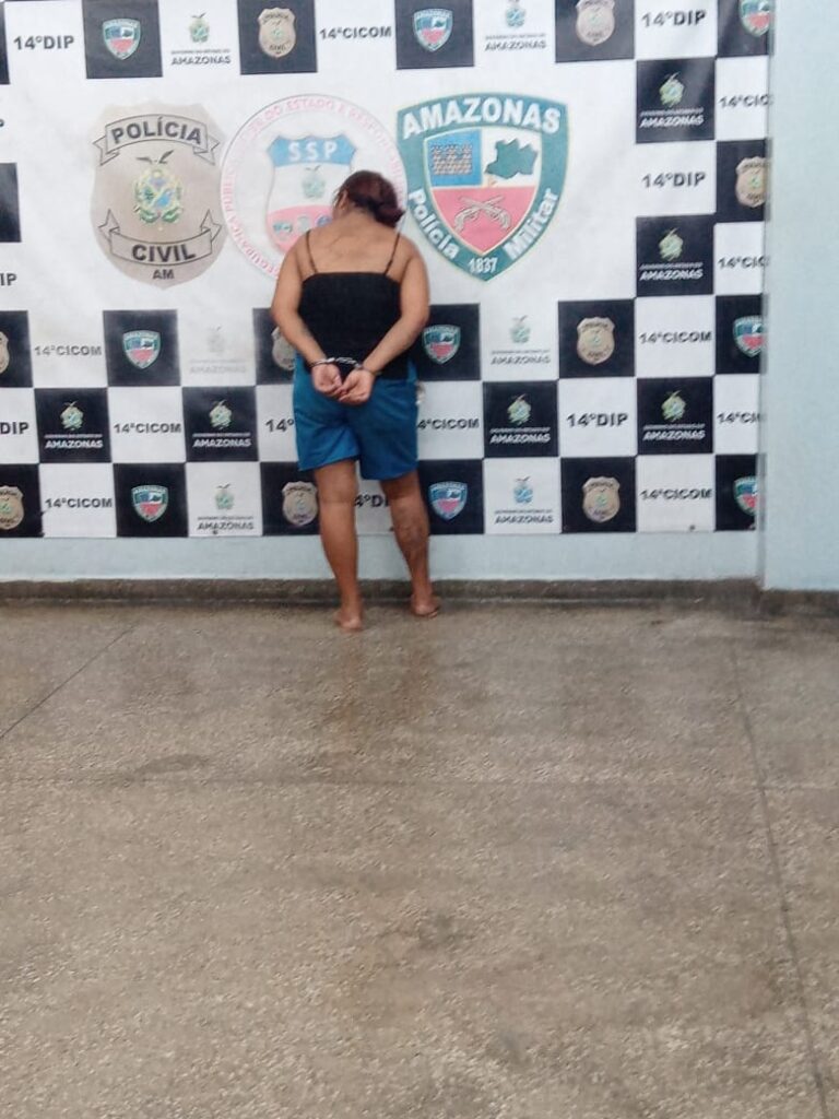 Mãe e filho são presos pela Força Tática por tráfico de drogas, no São José