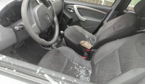 Enquanto PM’s prendem traficantes, vândalos tacam pedra em viatura, na Compensa