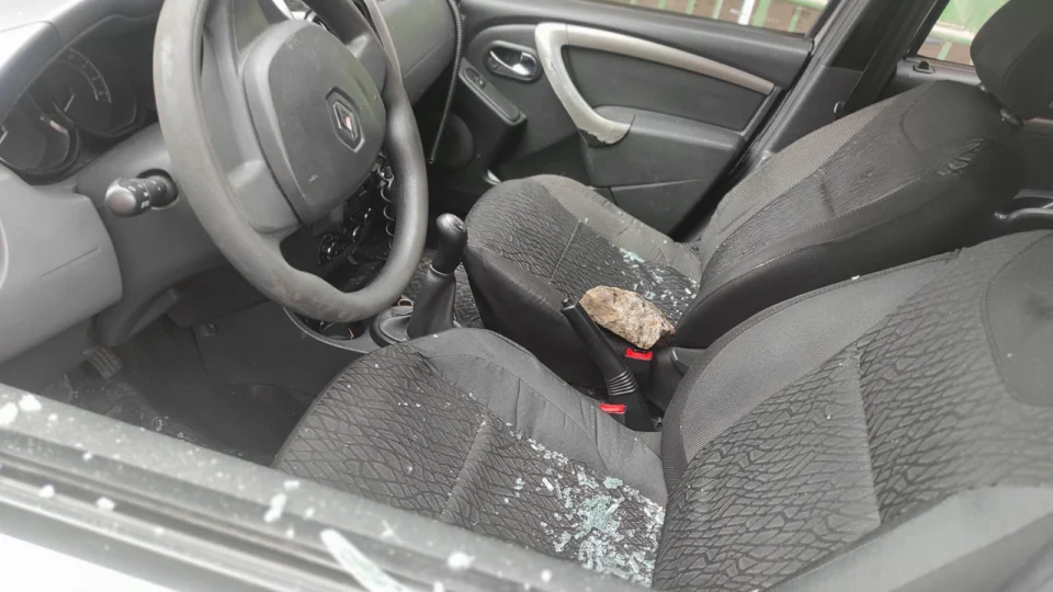 Enquanto PM’s prendem traficantes, vândalos tacam pedra em viatura, na Compensa