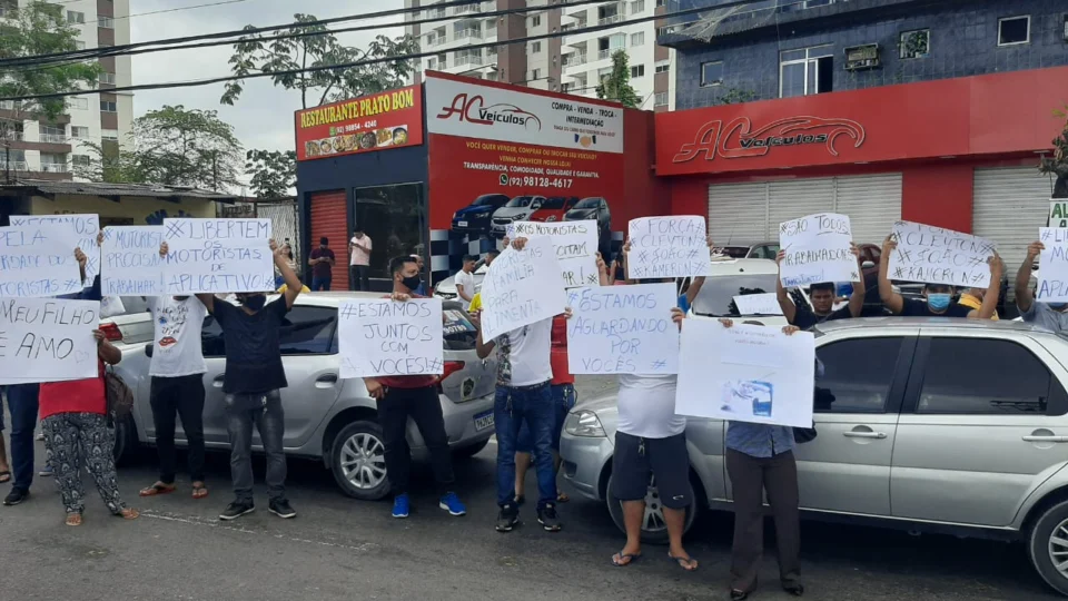 Motoristas de app protestam e pedem que suspeitos de assassinarem adolescente sejam soltos