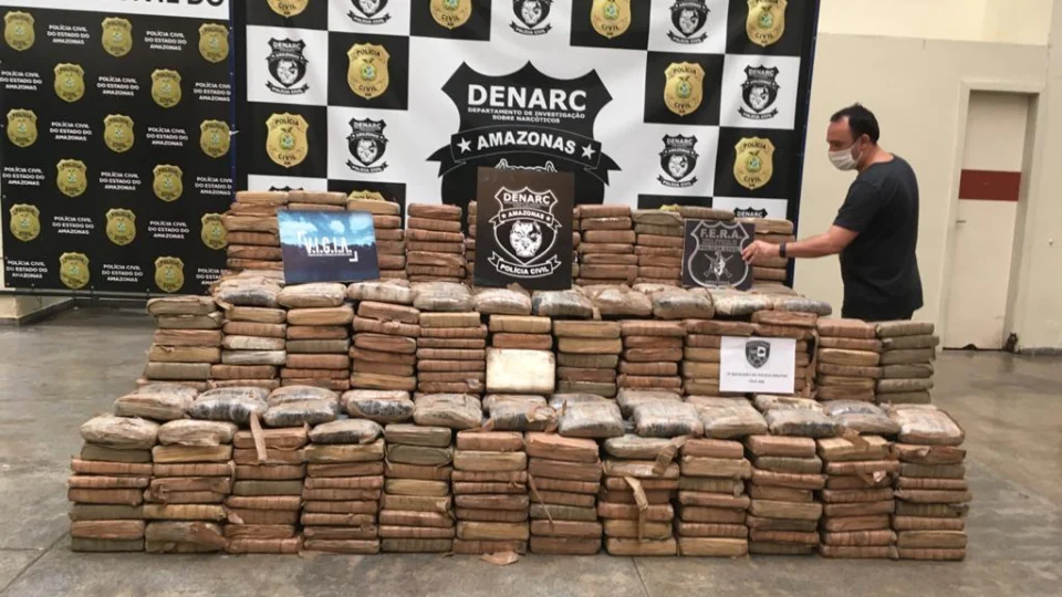 Dupla é presa e 350 kg de droga avaliada em R$ 3 milhões é apreendida, em Maraã