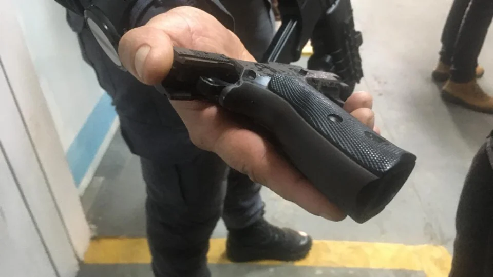 VÍDEO | Homem mata colega de bebedeira, deixa outro baleado, e morre em confronto com a polícia