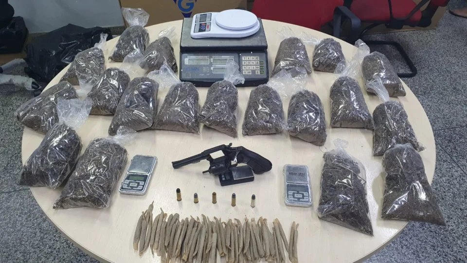 Homem é preso preparando mais de 10 Kg de maconha em casa, na Compensa