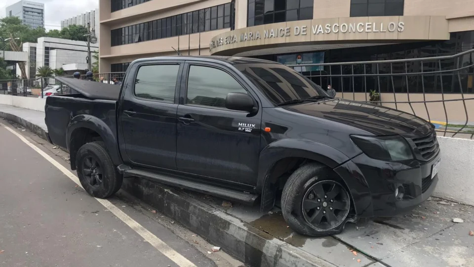 Após exame, homem dorme no volante e invade Fórum no Aleixo