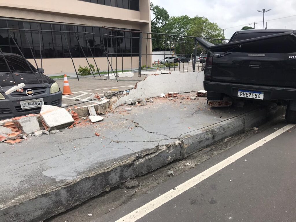 Após exame, homem dorme no volante e invade Fórum no Aleixo