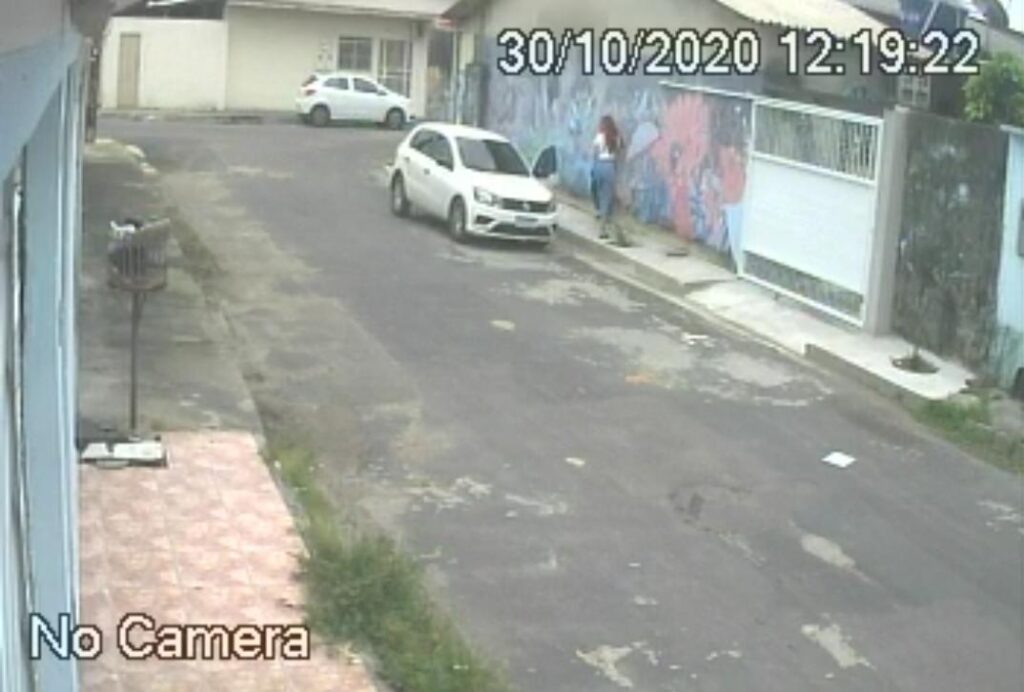 Câmera de segurança flagra homem tentando sequestrar jovem, na Cidade Nova