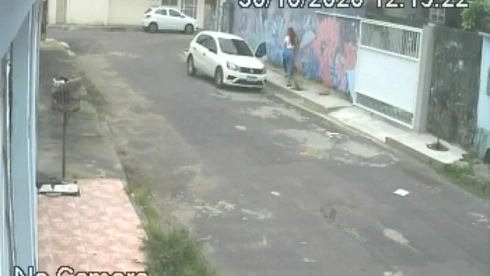 VÍDEO | Jovem é quase sequestrada por homem em carro branco