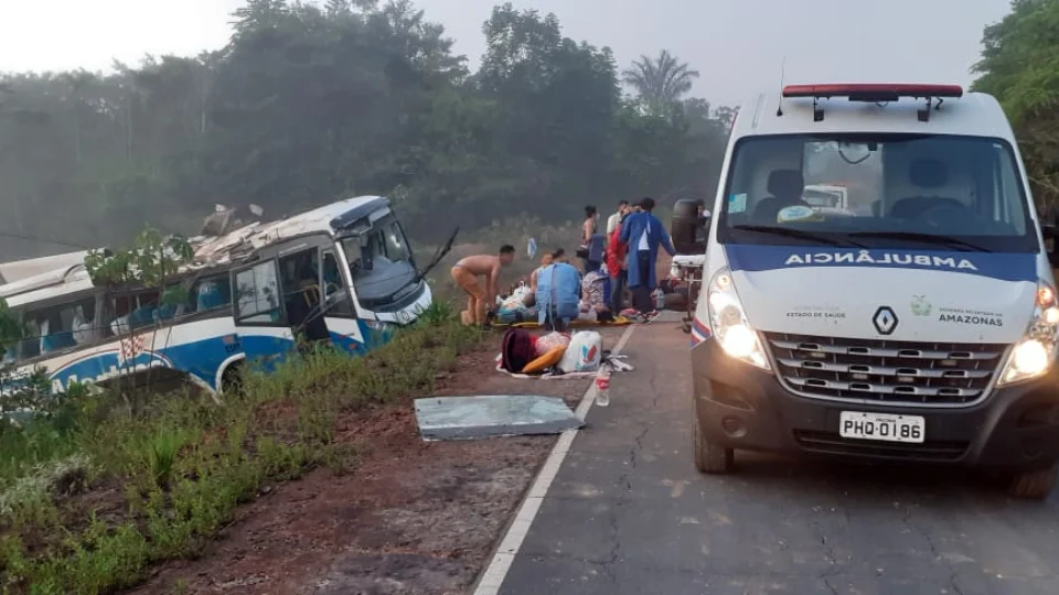 Grave acidente deixa mais de 40 pessoas feridas em estrada do AM; Veja fotos e vídeos