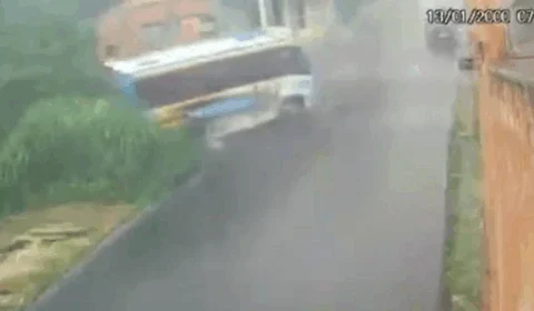 Vídeo: Veja o momento em que micro-ônibus perde o controle e invade casa